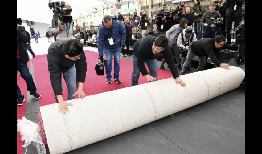 Momento en que se desenrolla la alfombra. 