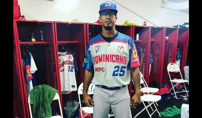 Alexis Candelario con el uniforme de República Dominicana en la Serie del Caribe.