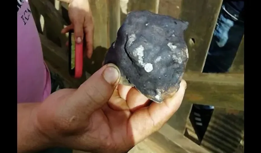 Personas mostraron los fragmentos de piedra. Foto: EFE