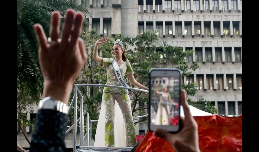 Catriona Gray, nombrada Miss Universo 2018, saluda durante un desfile de bienvenida celebrado este jueves en Manila, Filipinas. Catriona Gray, la última reina de la belleza filipina, recibe un baño de masas tras ser coronada Miss Universo 2018. EFE/ Mark R. Cristino