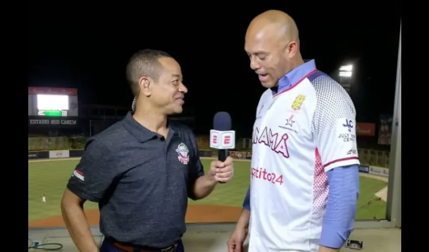 Enrique Rojas entrevista a Mariano Rivera, en la Serie del Caribe. Tomada de Twitter