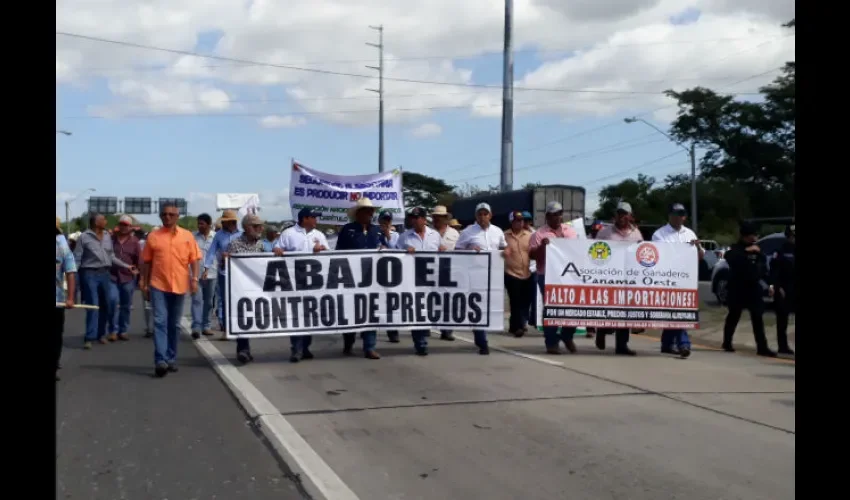 Carles pidió a los productores mantenerse en el diálogo.