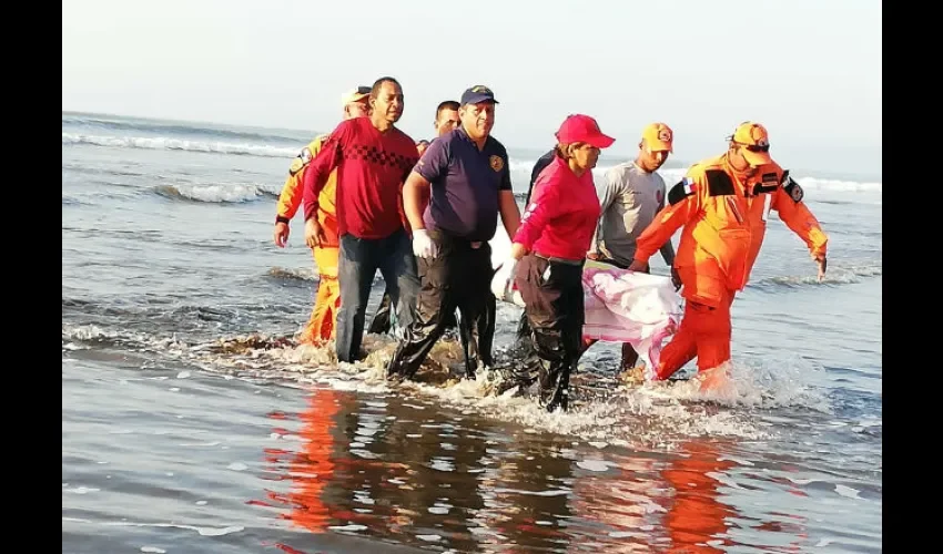 Momento en que es sacado del agua el cuerpo del joven. 