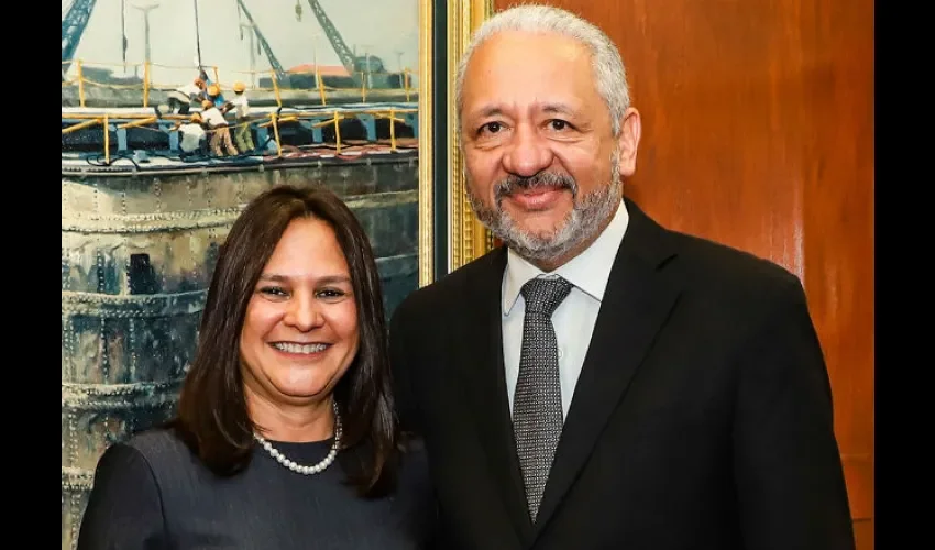 Ricaurte Vásquez y  Ilya Espino de Marotta.