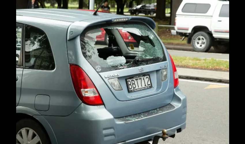 Imagen de un coche con la luna trasera rota por los impactos de las balas durante el tiroteo en dos mezquitas. EFE 