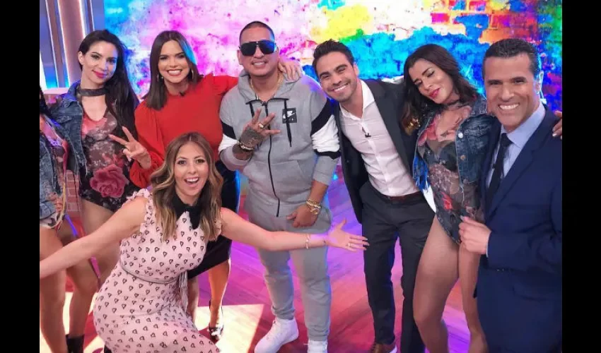 Kenny Man junto a los presentadores de Un Nuevo Día. Foto: Instagram.