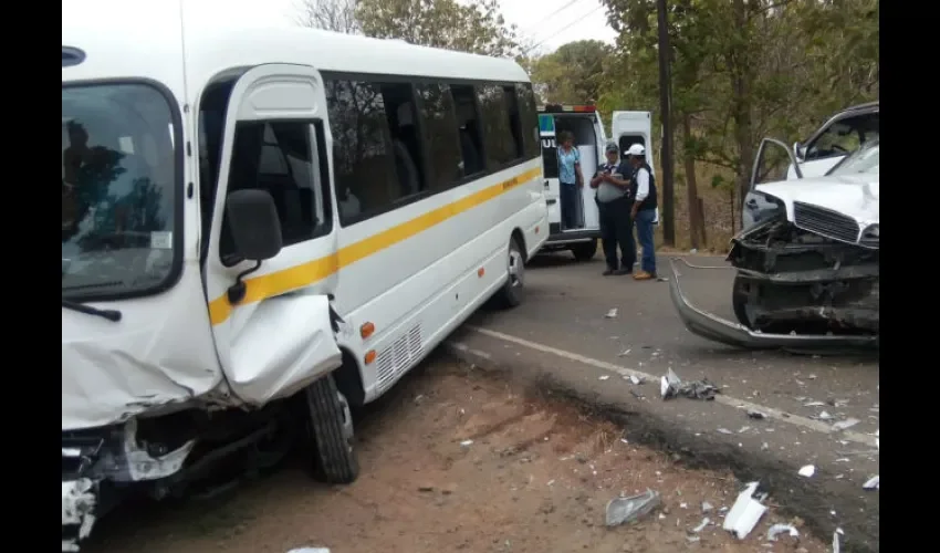 Ambos autos quedaron destrozados. Foto: Cortesía