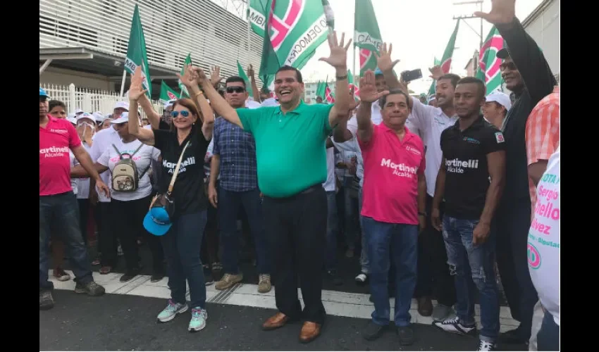 La exprimera dama asistió a una caminata en El Chorrillo, bastión de Sergio Gálvez, pidió el voto castigo y dijo estar segura del enorme cariño que le tienen en este sector a Ricardo Martinelli. Foto: Cortesía