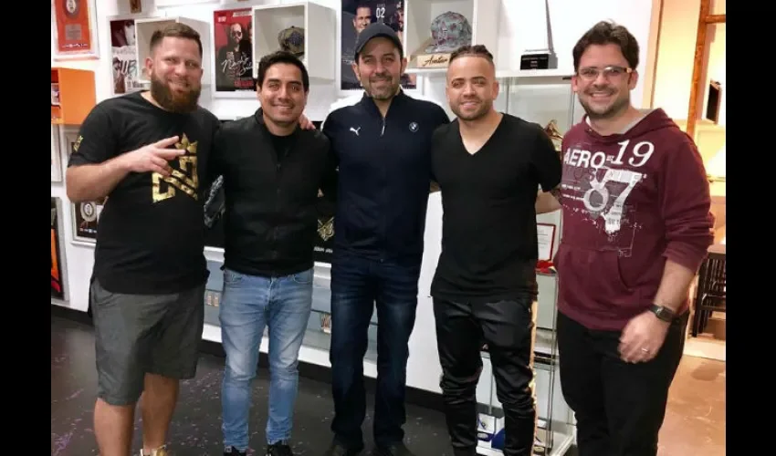 Mario Spinali junto a Nacho, Ricardo Gaitán y otras personalidades de la producción.