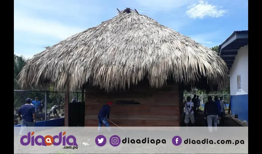 Las comunidad educativa de la Escuela Gerardo Bacorizo pagó y construyó el aula rancho. Foto: Jesús Simmons