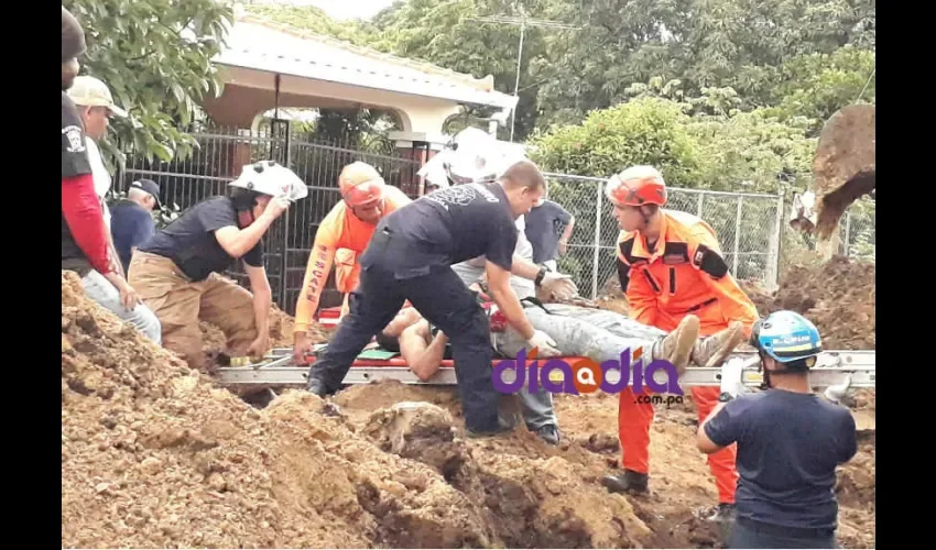  El incidente se dio mientras los obreros trabajaban colocando una alcantarilla de aguas negras, en la barriada La Arboleda, vía a Llano Afuera, de Las Tablas. Foto: Thays Domínguez