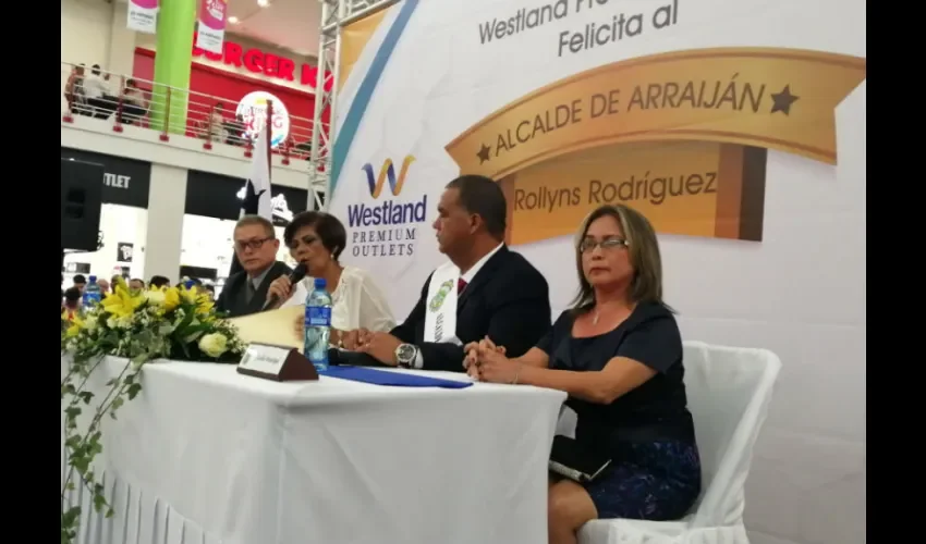 Foto ilustrativa de la primera reunión. 