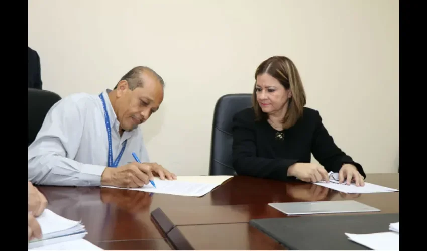Se revisarán los contratos a los empleados para verificar la escala salarial.  Foto: Cortesía