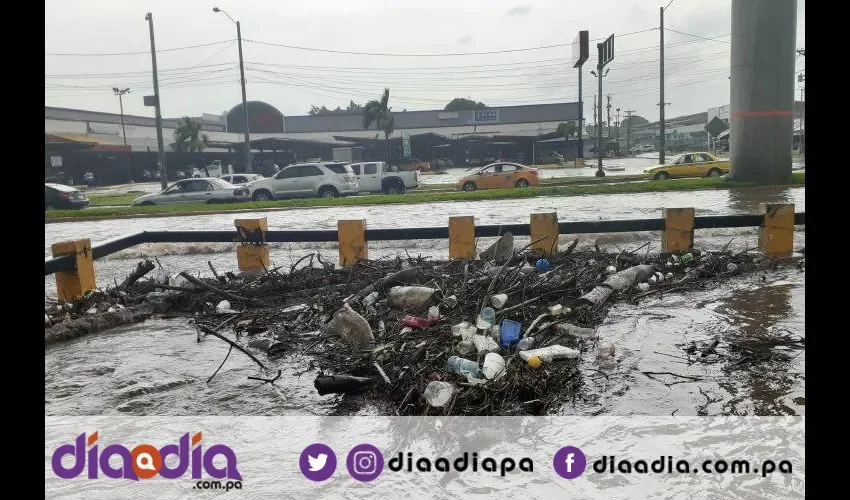 La quebrada estaba llena de basura. Foto: Jesús Simmons