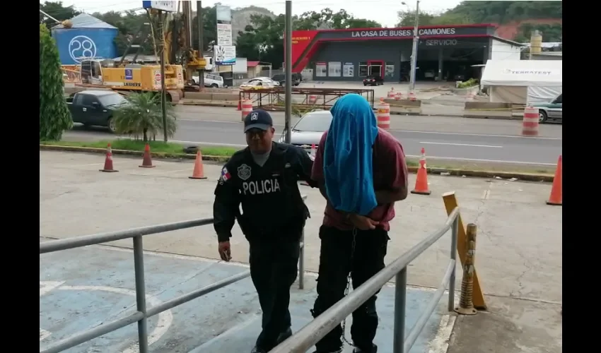 La madre de una de las jóvenes, cuya imagen  aparecen en la cuenta  @kimirodriguez19, aseguran que esta fue fotografiada siendo menor de edad y vistiendo el uniforme escolar. Foto: Eric Montenegro