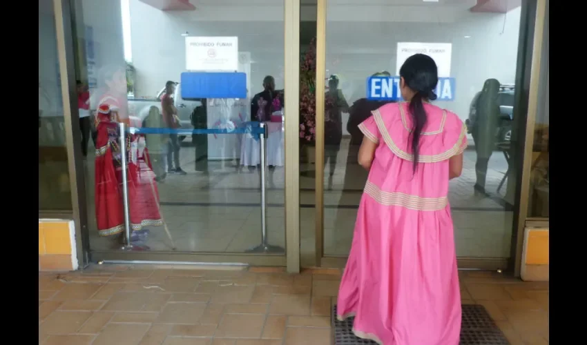 Foto ilustrativa de una madre llegando al hospital. 
