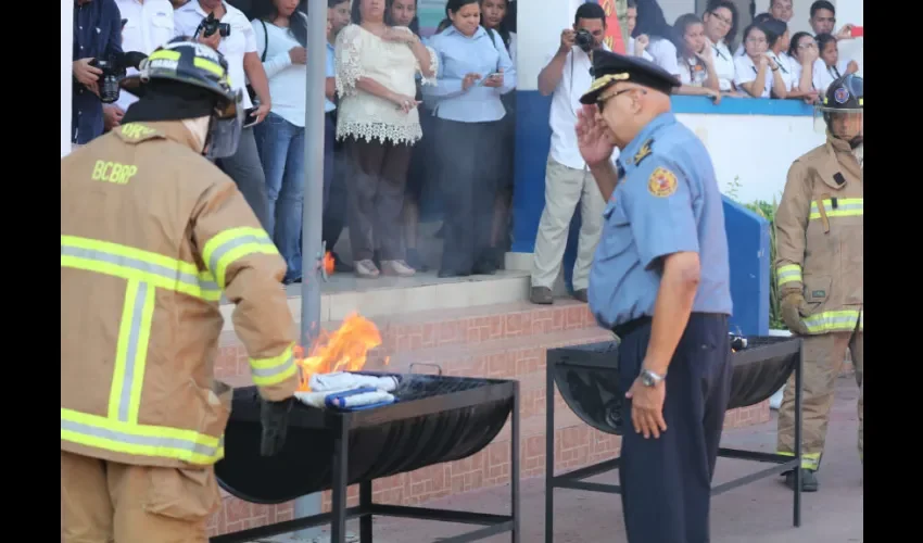 Las banderas eran llevadas por autoridades y directores de instituciones.