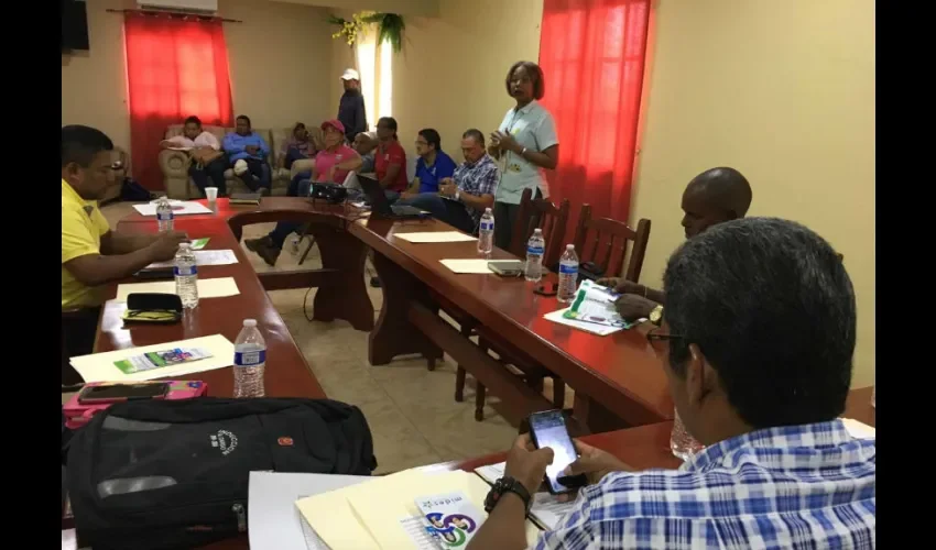 La coordinadora regional de este programa, Debora Charles, solicito cortesía de sala en la reunión semanal del concejo municipal del distrito de Chagres, a fin de poder explicar los beneficios que representa este programa para los jóvenes estudiantes y para las empresas o personas que deseen participar como padrinos.