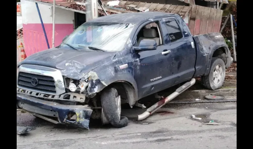 Este lamentable accidente se registró cuando el conductor de un vehículo de doble cabina perdió el control del volante y se fue justamente contra la parada de buses, donde se encontraba un grupo de personas esperando por transporte.