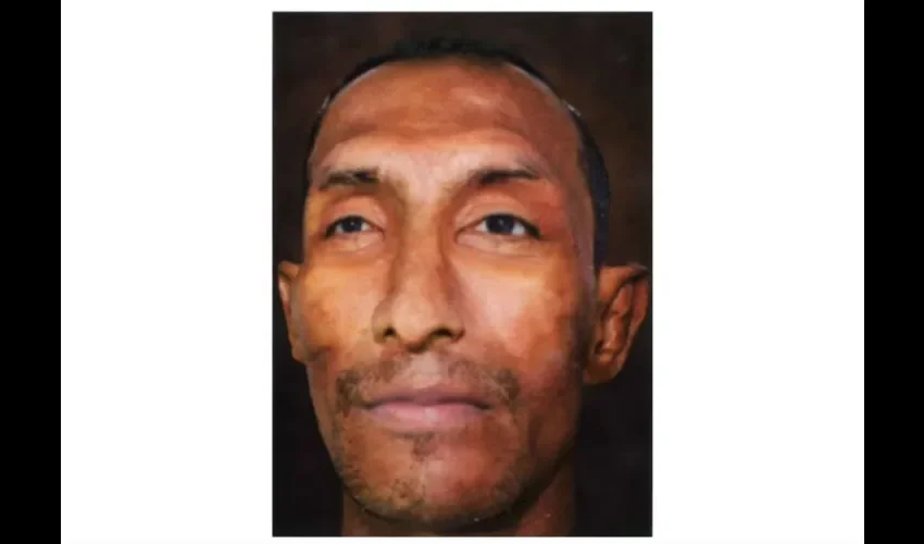 La descripción física de la víctima: color de piel moreno claro, ojos pardo oscuros, cabello liso, contextura delgada, estatura aproximada de 1.66 metros y con tatuajes.