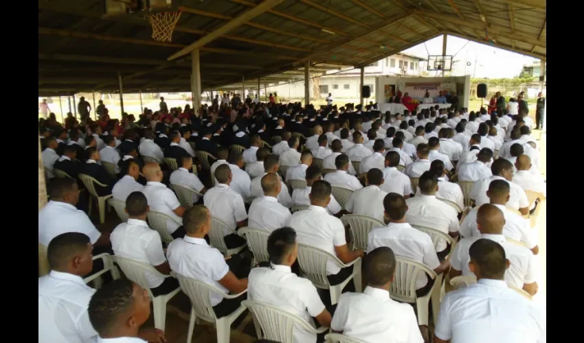 El acto de graduación se realizó en el centro penitenciario La Joya, en donde estuvo presente Susana Real, directora del Centro Educativo Fe y Esperanza, Luis Mendoza, Alexandra Vence y Giselle Castillo, directores de los centros La Joya, La Joyita y La Nueva Joya respectivamente, autoridades del Meduca, Policía Nacional, profesores y familiares.