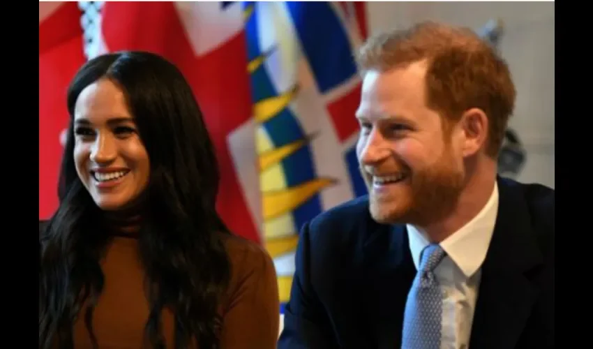 El año pasado, Harry y Meghan hablaron sobre las dificultades de la vida en la familia real y la atención de los medios. El duque dijo que temía que su esposa fuera víctima de "las mismas fuerzas poderosas" que llevaron a la muerte de su madre, Diana de Gales.