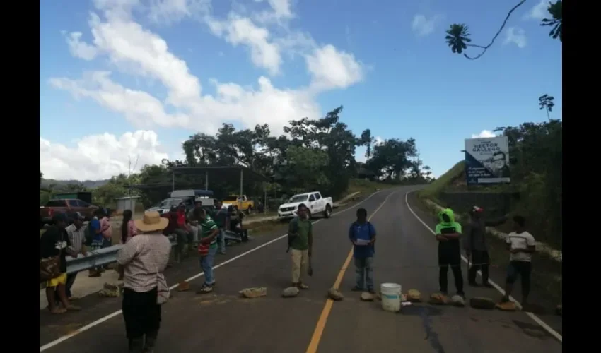 Campesinos e indígenas del Norte de Veraguas realizaron un cierre de calle cerca de Guabal de Santa Fe por la cantidad d extranjero que están ingresando  a Calovebora este 16 de marzo de 2020.  Foto: Gilberto Mendoza 