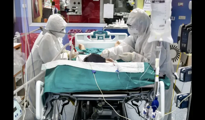  El personal médico atiende a un paciente en la UCI del Hospital Bassini, en Cinisello Balsamo, cerca de Milán, Italia, el martes 14 de abril de 2020. El nuevo coronavirus causa síntomas leves o moderados para la mayoría de las personas, pero para algunos, especialmente los adultos mayores y personas con problemas de salud existentes, pueden causar enfermedades más graves o la muerte. (Claudio Furlan / LaPresse a través de AP)