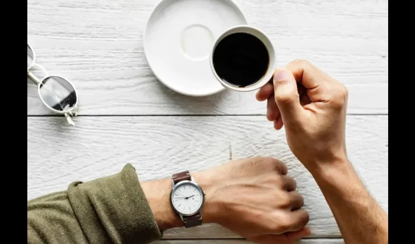 Foto ilustrativa de una persona tomando café.