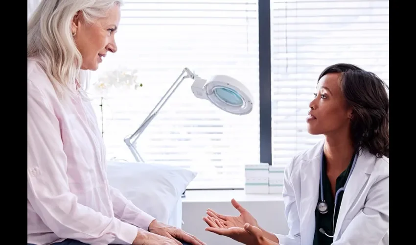 Foto ilustrativa de la visita al médico. 