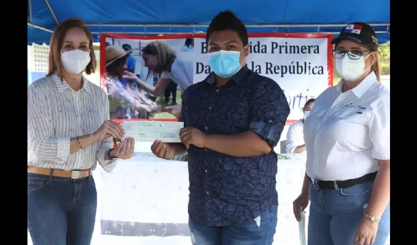 Foto ilustrativa de la entrega de becas. 