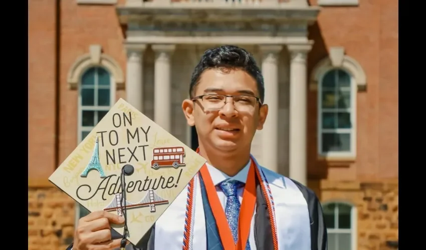 Aldaly estudió en la Universidad de Arkansas en Fayetteville, Estados Unidos.