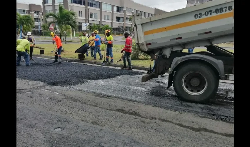 Personal del MOP realizando tareas de parchado en las calles. 