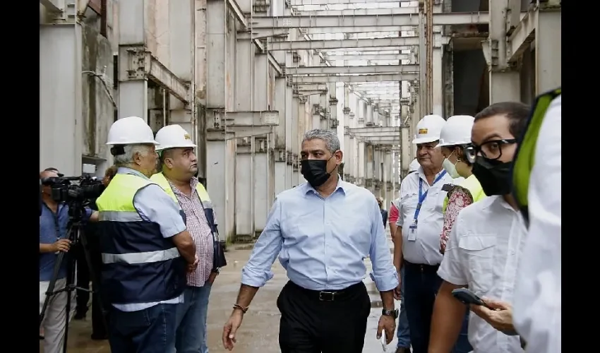 Ministro de salud durante el recorrido de la obra. 