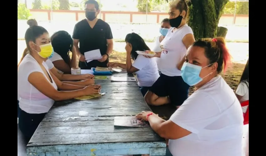 Las mujeres aprenden técnicas de corte. 