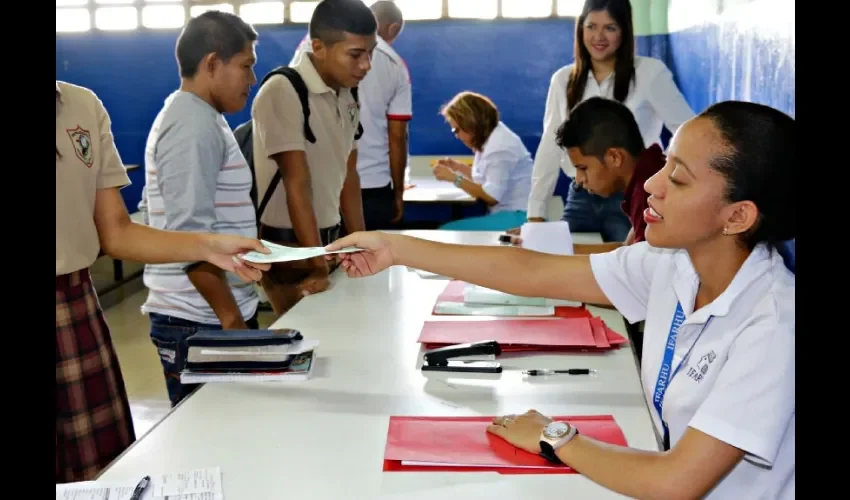 Entrega de documentos para becas.