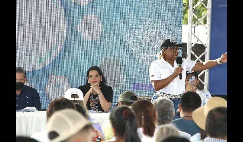 Vista de la reunión con la comunidad. 