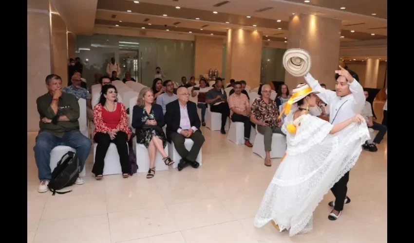 Presentación artística en la revelación de ganadores.