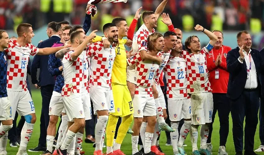 El equipo celebra la victoria. 