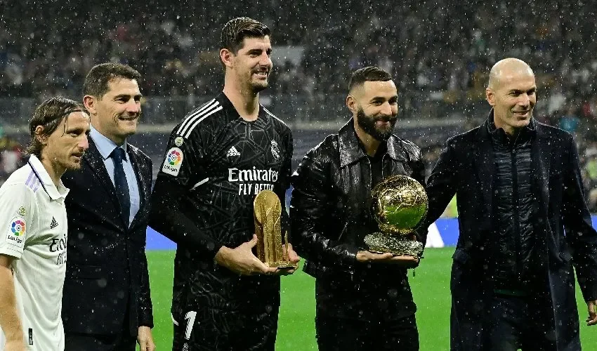 Benzema con el balón de oro. 