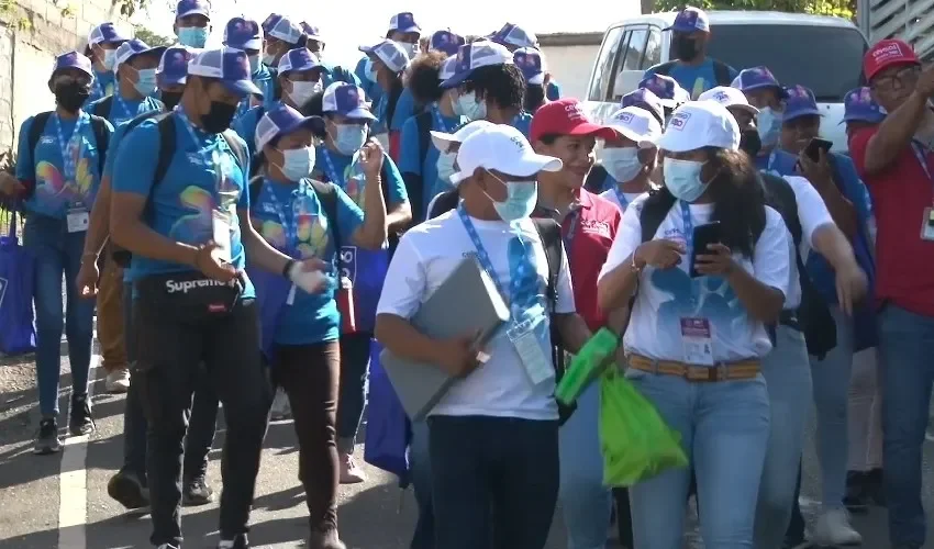 Voluntarios se mantienen desarrollando el trabajo de campo. 