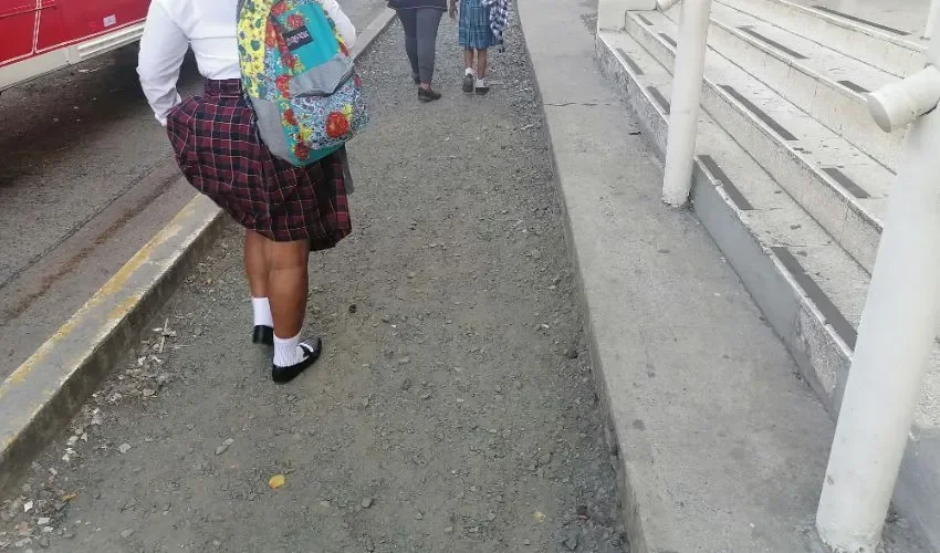 Las personas deben caminar entre piedras y charcos de agua. 