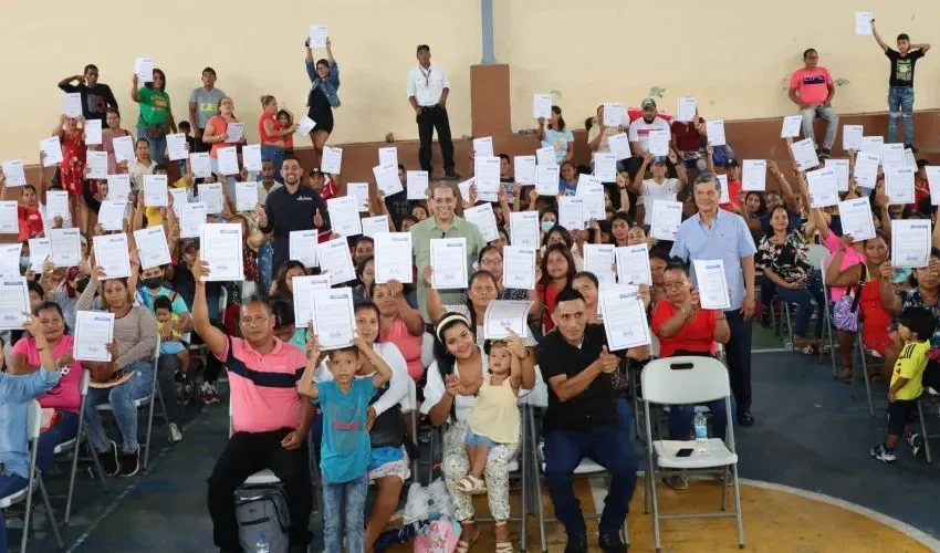 Las personas celebraron la entrega de títulos. 