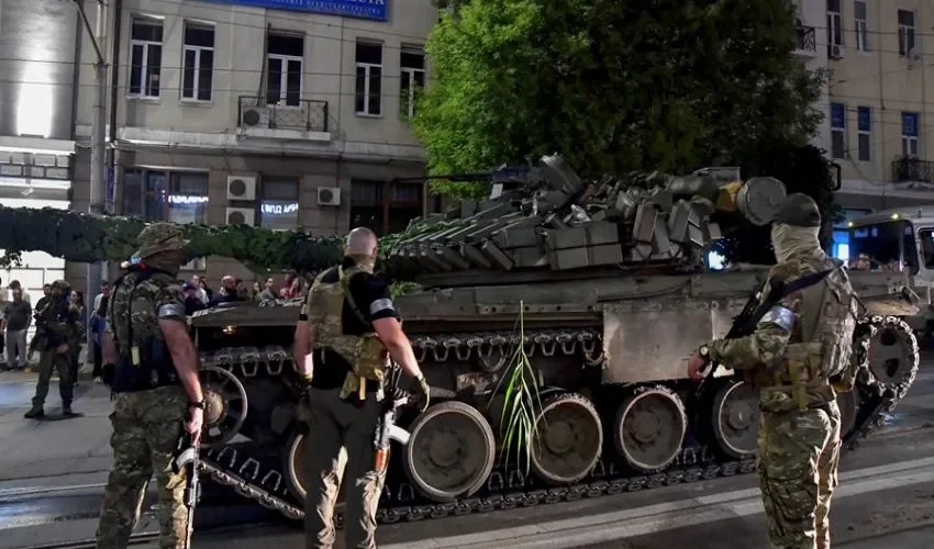 Los militares del Grupo Wagner de la compañía militar privada (PMC) se preparan para abandonar el centro de Rostov-on-Don. EFE/EPA/Arkady Budnitsky