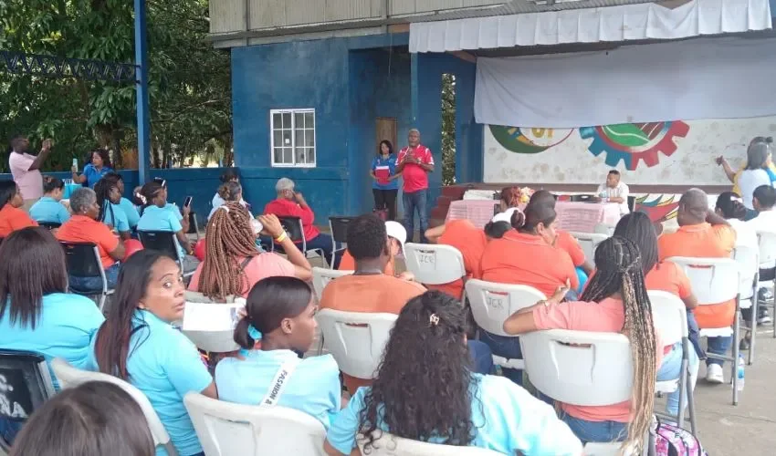 La asamblea reunió a toda la comunidad educativa.