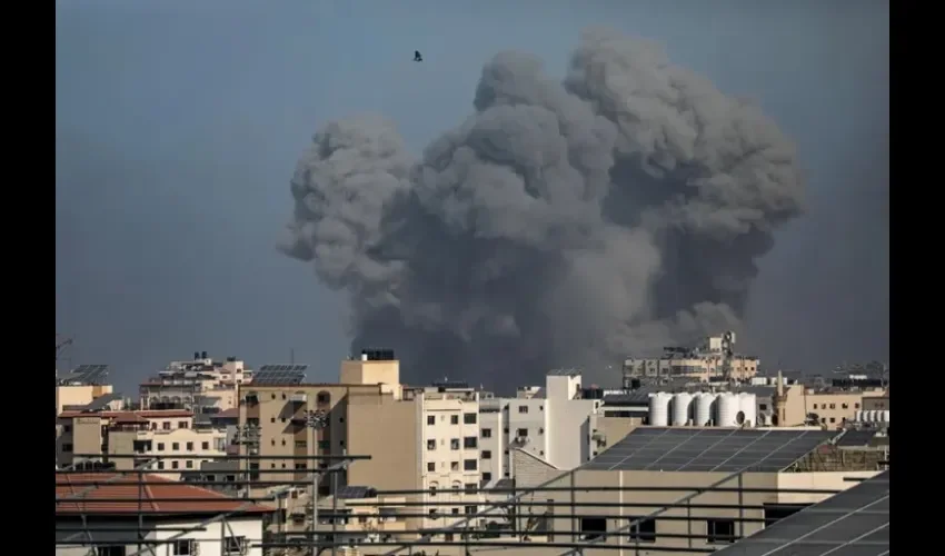 Columnas de humo de bombardeos en el norte de Gaza. EFE/EPA/Mohammed Saber