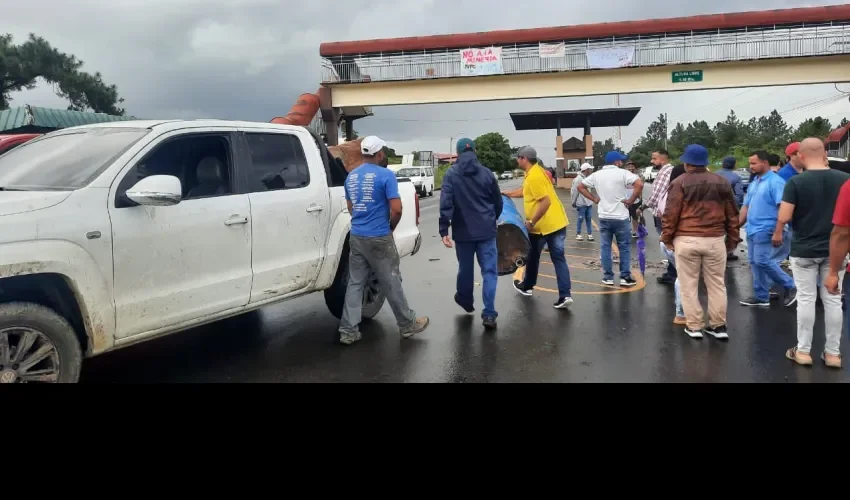 Imagen del 1 de noviembre cuando procedieron a despejar la vía hacia Boquete. Foto/Cortesía