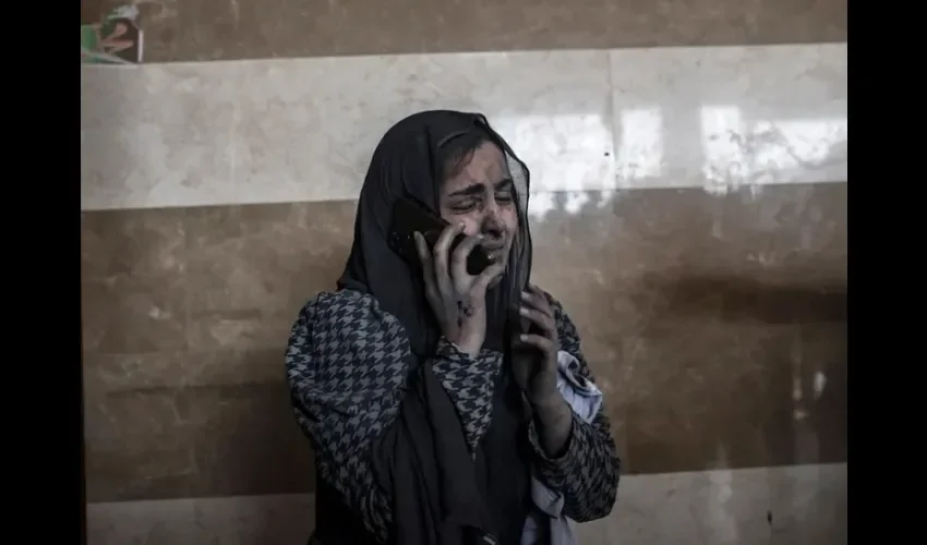 Una mujer herida habla por teléfono en el hospital Nasser de Jan Yunis. EFE/EPA/Haitham Imad
