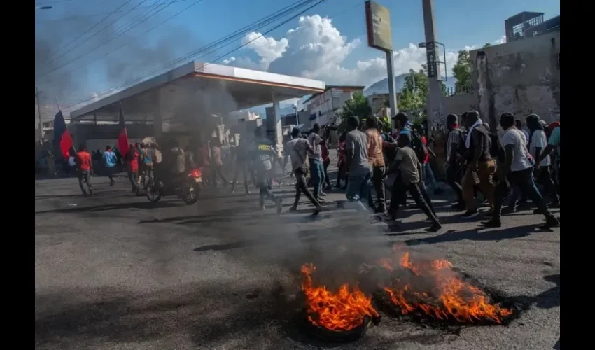 Manifestantes protestan para exigir la renuncia del primer ministro Ariel Henry en Puerto Príncipe (Haití). EFE/ Johnson Sabin