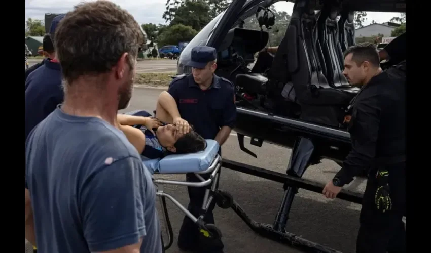 El helicóptero del futbolista Neymar Junior es utilizado para transportar a un paciente afectado por las recientes inundaciones, este miércoles en Eldorado do Sul, Porto Alegre (Brasil). EFE/ Isaac Fontana